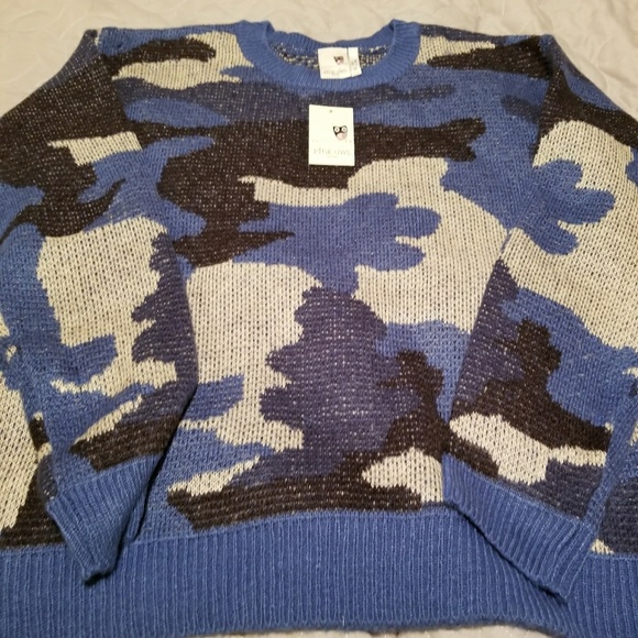 Long sleeve camo print knit pull over sweater. - Picture 2 of 2